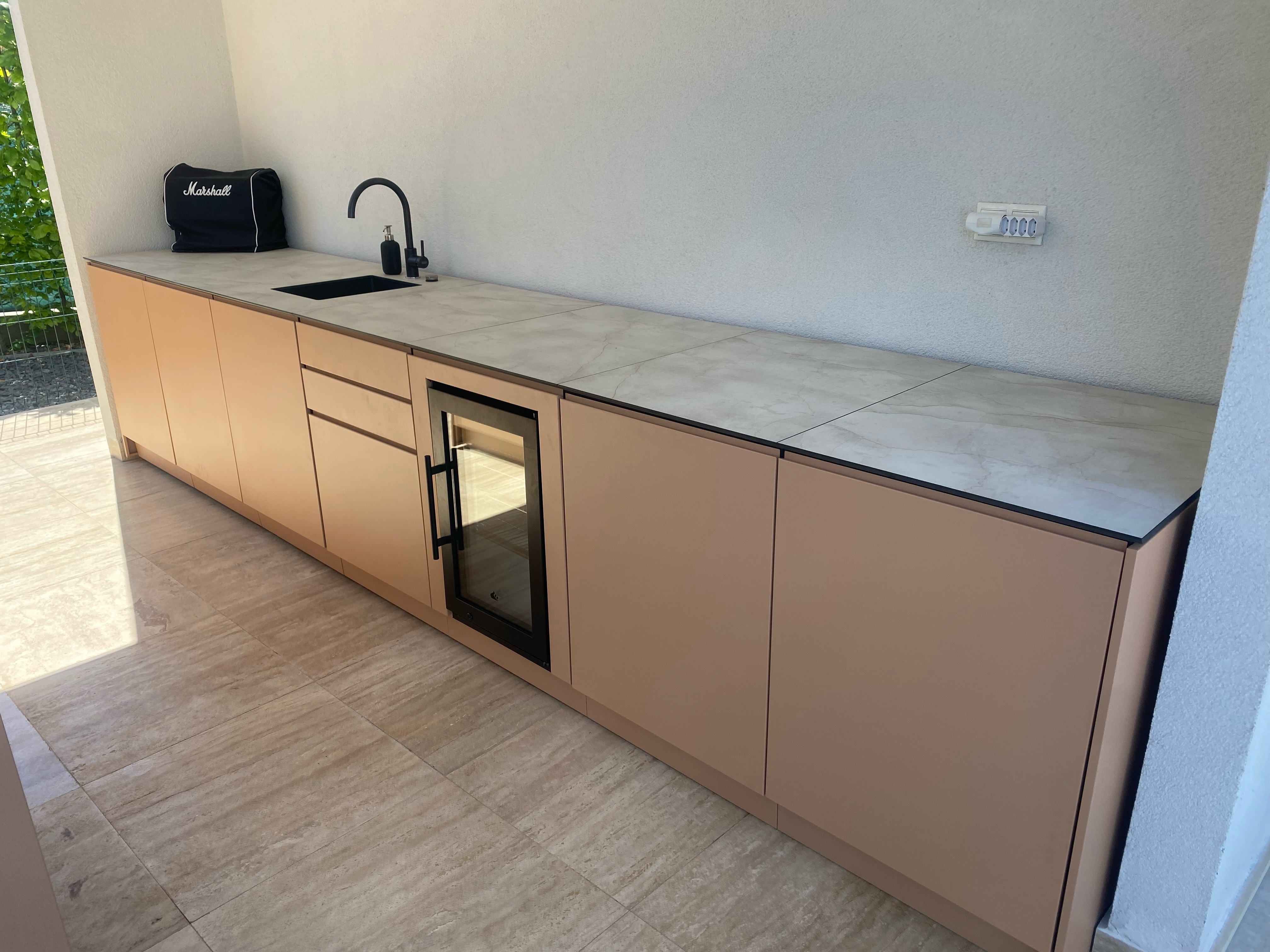 Beckov (SK) - kuchyně marrone s ostrůvkem 2