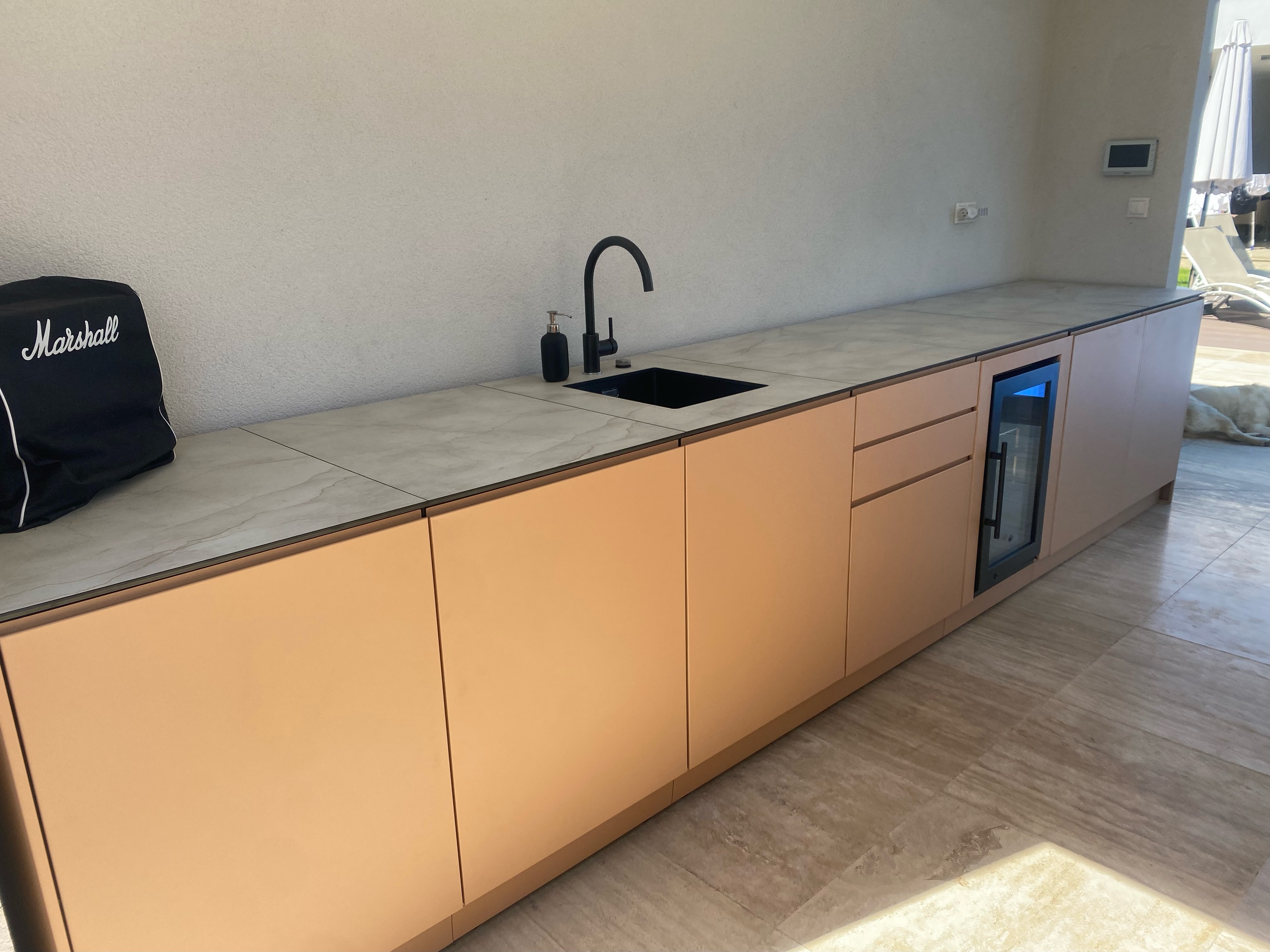 Beckov (SK) - kuchyně marrone s ostrůvkem 3