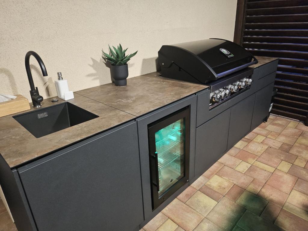 Opava - kuchyně antracit 7016