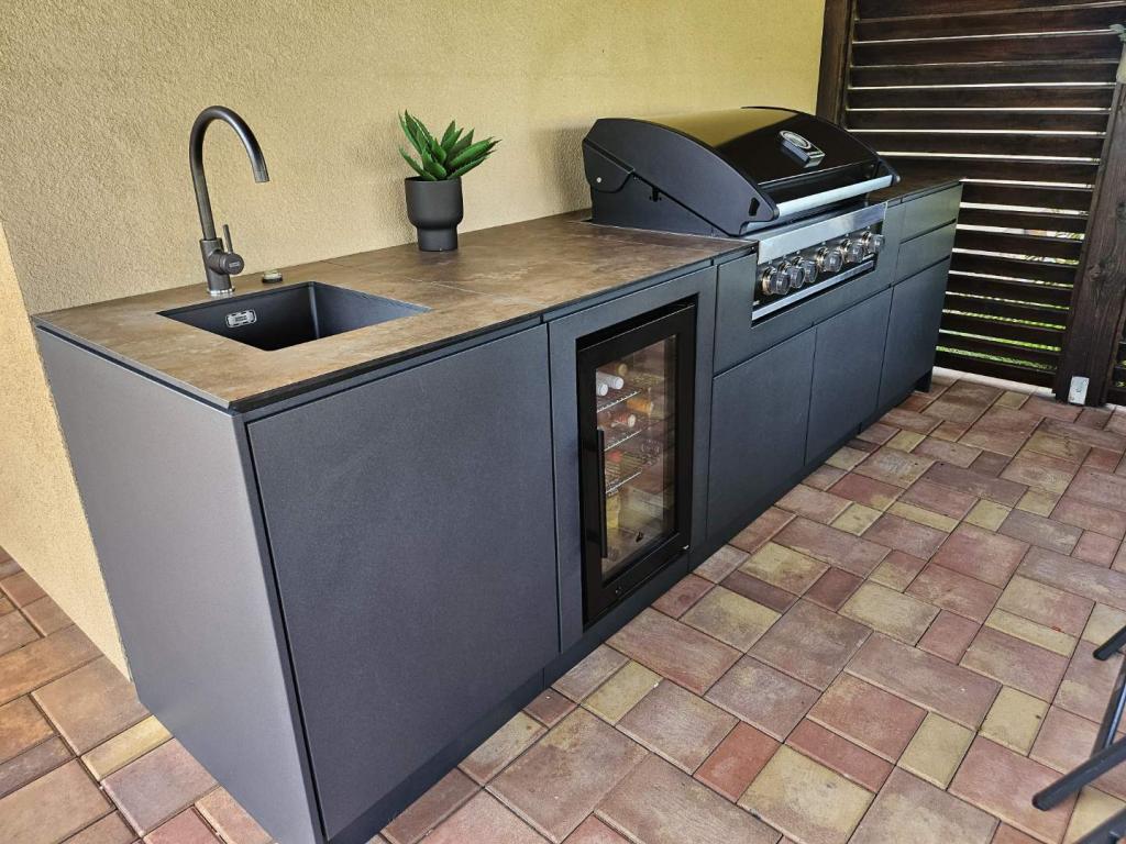 Opava - kuchyně antracit 7016 3