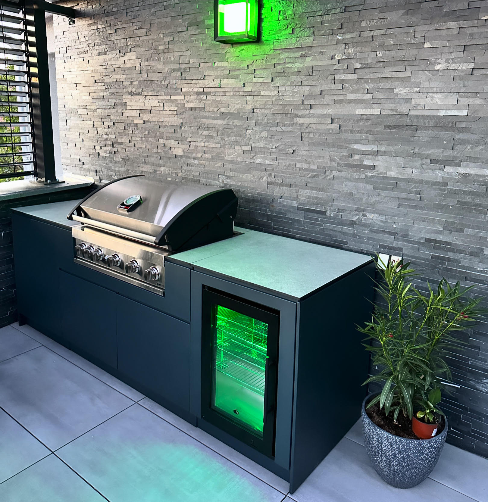 Vyškov - kuchyně antracit 7016